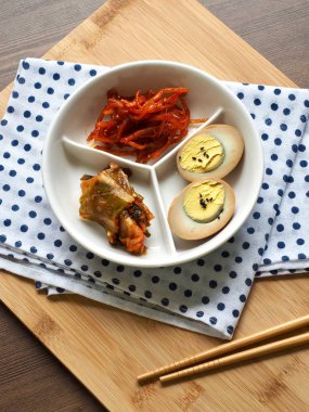 Kore geleneksel yan yemekler, Kimchi, Sos Kızarmış yumurta, Kurutulmuş rendelenmiş kalamar