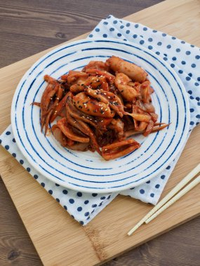 Kore yemekleri kızarmış kalamar, baharatlı gıda