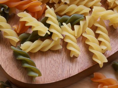 Çeşitli renklerde makarna, kurutulmuş erişte