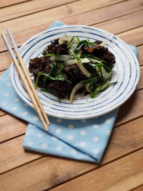 Asya gıda kızarmış ağaç kulak mantar ve sebze