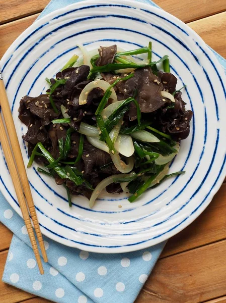 Asya gıda kızarmış ağaç kulak mantar ve sebze