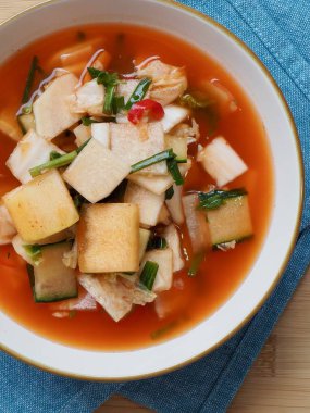 Kore geleneksel su kimchi 'si.
