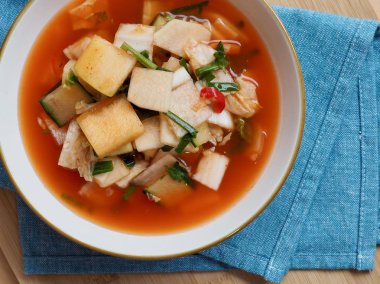 Kore geleneksel su kimchi 'si.