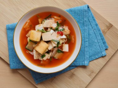 Kore geleneksel su kimchi 'si.