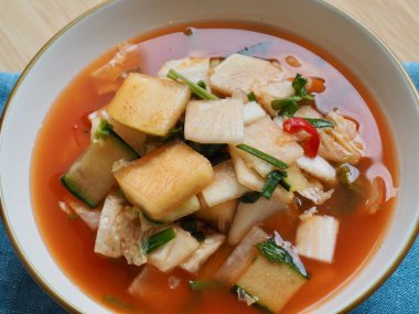 Kore geleneksel su kimchi 'si.