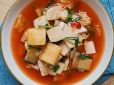 Kore geleneksel su kimchi 'si.