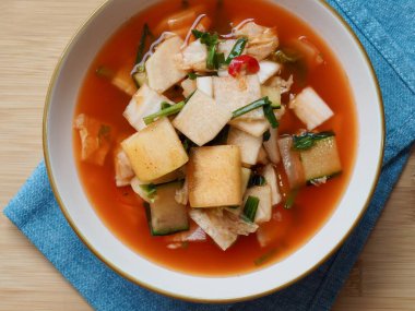 Kore geleneksel su kimchi 'si.