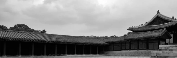 Корейский Традиционный Дворец Чангёнгун Традиционное Здание Монохромная Фотография — стоковое фото