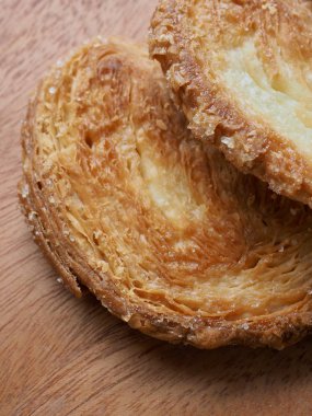 Kalp şeklinde tatlılar, hamur tatlısı, hamur işi malzemeleri.