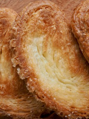 Kalp şeklinde tatlılar, hamur tatlısı, hamur işi malzemeleri.