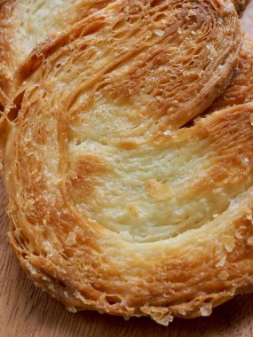 Kalp şeklinde tatlılar, hamur tatlısı, hamur işi malzemeleri.