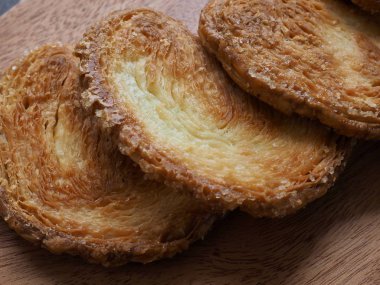 Kalp şeklinde tatlılar, hamur tatlısı, hamur işi malzemeleri.