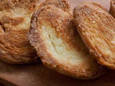 Kalp şeklinde tatlılar, hamur tatlısı, hamur işi malzemeleri.