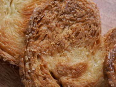 Kalp şeklinde tatlılar, hamur tatlısı, hamur işi malzemeleri.