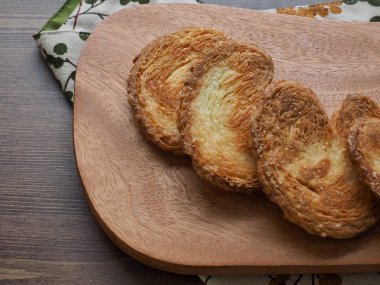 Kalp şeklinde tatlılar, hamur tatlısı, hamur işi malzemeleri.