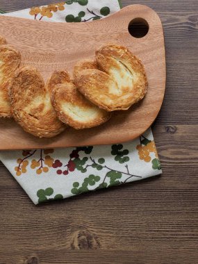 Kalp şeklinde tatlılar, hamur tatlısı, hamur işi malzemeleri.