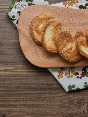 Kalp şeklinde tatlılar, hamur tatlısı, hamur işi malzemeleri.