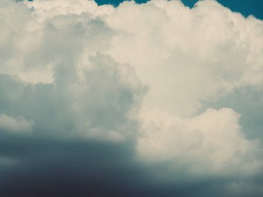 Mavi gökyüzü ve bulutlu manzara