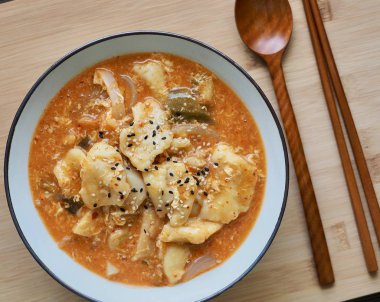 Kore yemeği kimchi sujebi, baharatlı yemek.