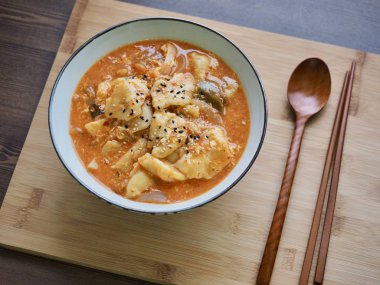 Kore yemeği kimchi sujebi, baharatlı yemek.