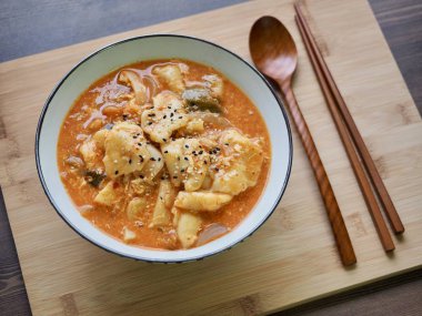 Kore yemeği kimchi sujebi, baharatlı yemek.