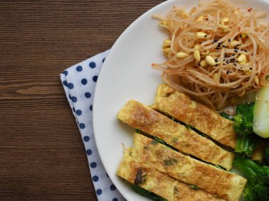 Kore mezeleri, Çin böreği, baharatlı fasulye filizi, brokoli.