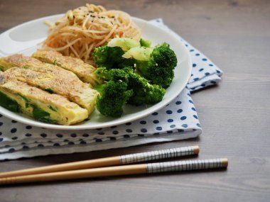 Kore mezeleri, Çin böreği, baharatlı fasulye filizi, brokoli.