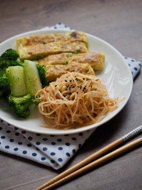 Kore mezeleri, Çin böreği, baharatlı fasulye filizi, brokoli.