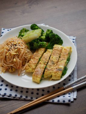 Kore mezeleri, Çin böreği, baharatlı fasulye filizi, brokoli.