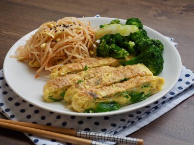 Kore mezeleri, Çin böreği, baharatlı fasulye filizi, brokoli.