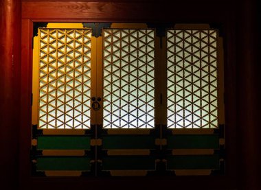 Kore geleneksel saray kapısı, Ahşap kapı