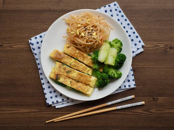 Accompagnements Coréens Rouleau Œufs Choux Haricots Assaisonnés Brocoli — Photo