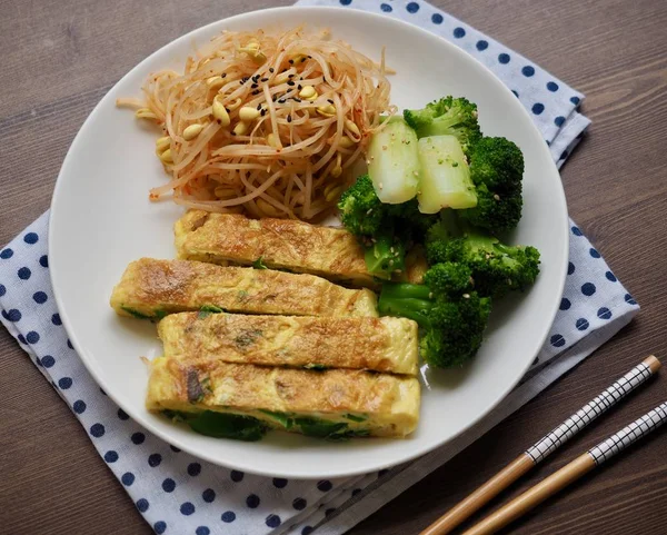 Accompagnements Coréens Rouleau Œufs Choux Haricots Assaisonnés Brocoli — Photo