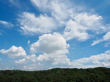 Kore Cheongju şehrinin açık Mart dağı ve gökyüzü