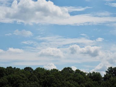 Kore Cheongju şehrinin açık Mart dağı ve gökyüzü