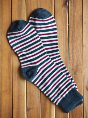 Çizgili çoraplı ahşap tahta arka plan, sonbahar çorapları