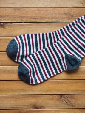 Çizgili çoraplı ahşap tahta arka plan, sonbahar çorapları