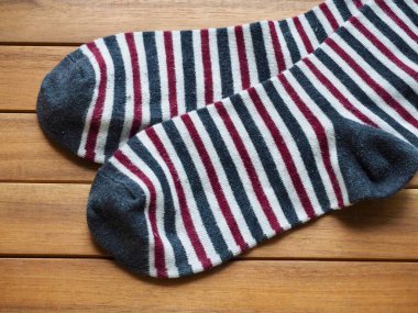 Çizgili çoraplı ahşap tahta arka plan, sonbahar çorapları