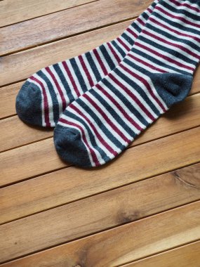 Çizgili çoraplı ahşap tahta arka plan, sonbahar çorapları