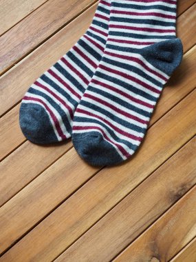 Çizgili çoraplı ahşap tahta arka plan, sonbahar çorapları