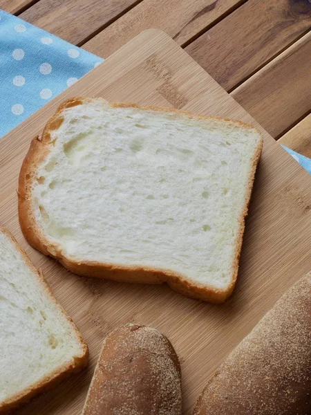 全粒小麦パンと普通のパン — ストック写真