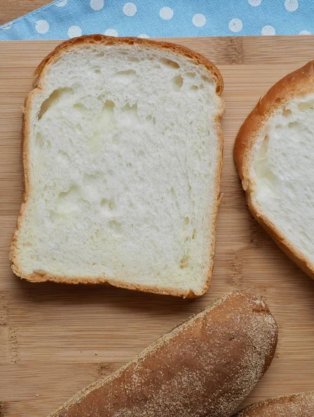 全粒小麦パンと普通のパン — ストック写真