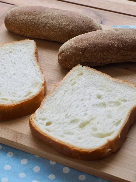Ψωμί Ολικής Άλεσης Και Σκέτο Ψωμί — Φωτογραφία Αρχείου