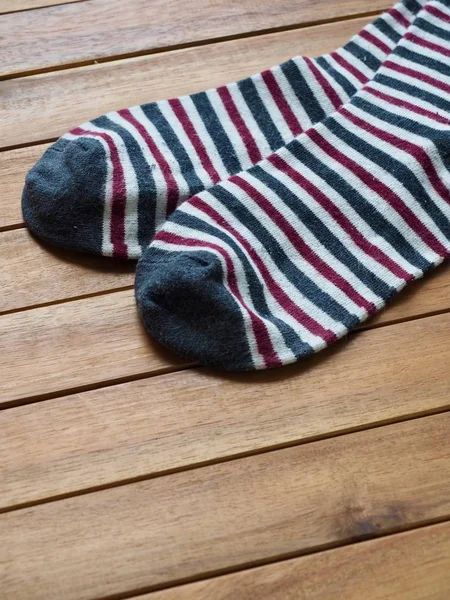 Holzbretthintergrund Mit Gestreiften Socken Herbstsocken — Stockfoto