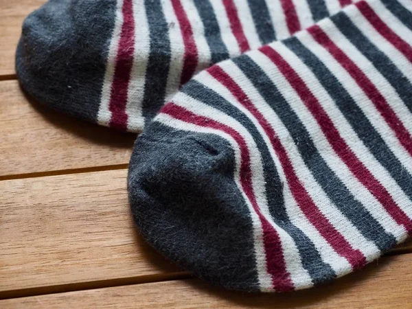 Holzbretthintergrund Mit Gestreiften Socken Herbstsocken — Stockfoto