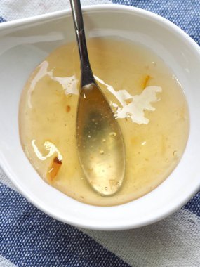 Seramik kasede çay ve kaşık, Yujacheong. 