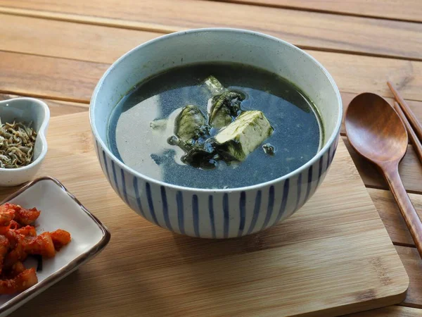 Корейская Еда Capsosiphon Fulvescens Устричный Тофу Суп — стоковое фото