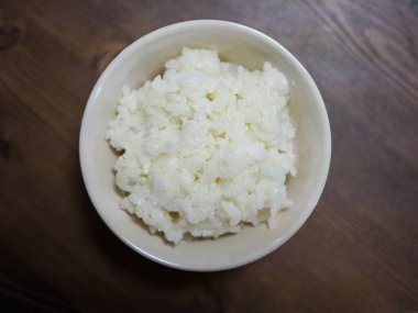 Seramik kasede beyaz pirinç