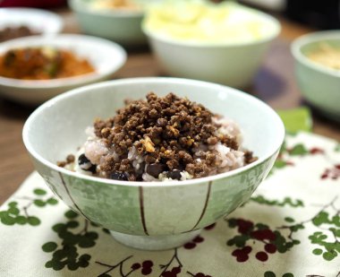 Kore yemeği kızartılmış sığır pirinci.