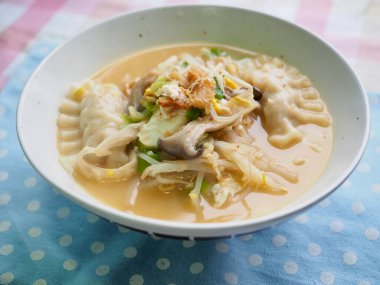 Kore yemeği Pollock Dumpling çorbası